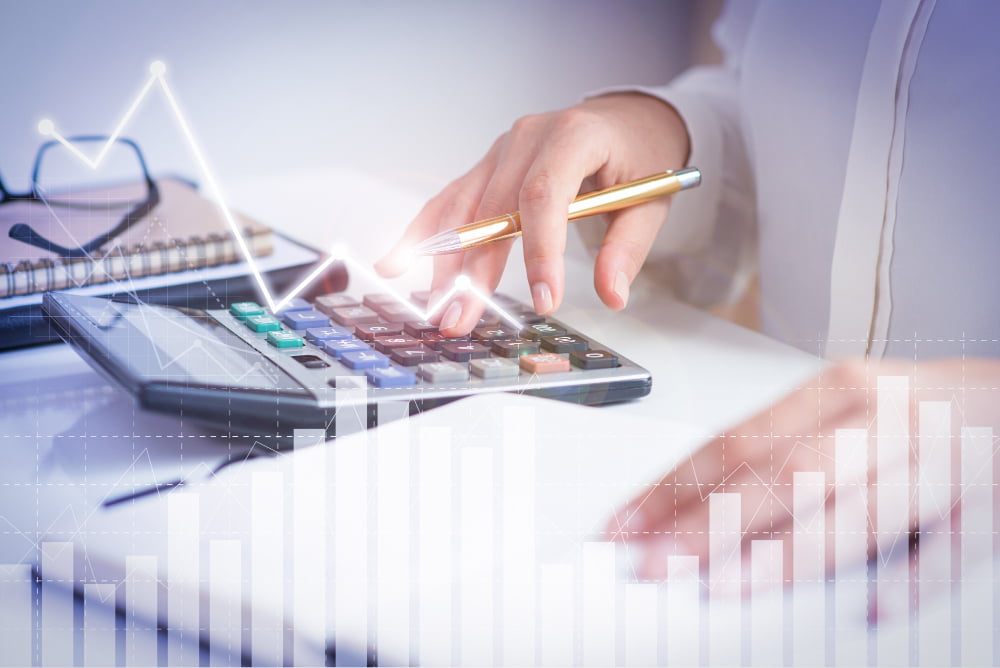 Como usar o cartão de crédito em sua organização financeira 2 accountant calculating profit with financial analysis graphs