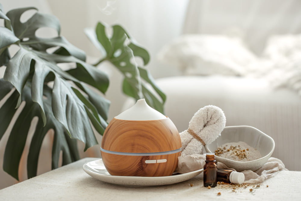 Benefícios da aromaterapia na vida: dicas e truques 2 cozy still life with humidifier interior room
