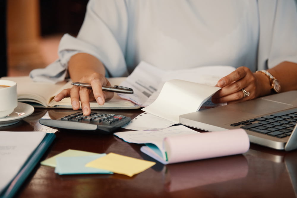 Como usar o cartão de crédito em sua organização financeira 3 entrepreneur working with bills
