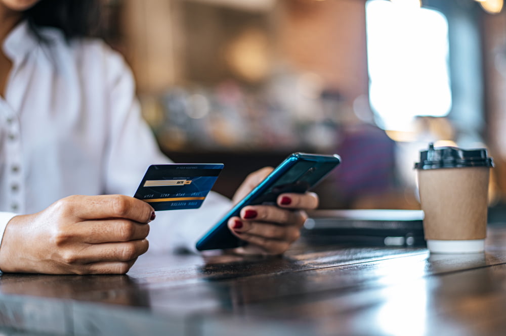 5 coisas que afetam sua pontuação de crédito - Fique atento 3 pay goods by credit card through smartphone coffee shop 1