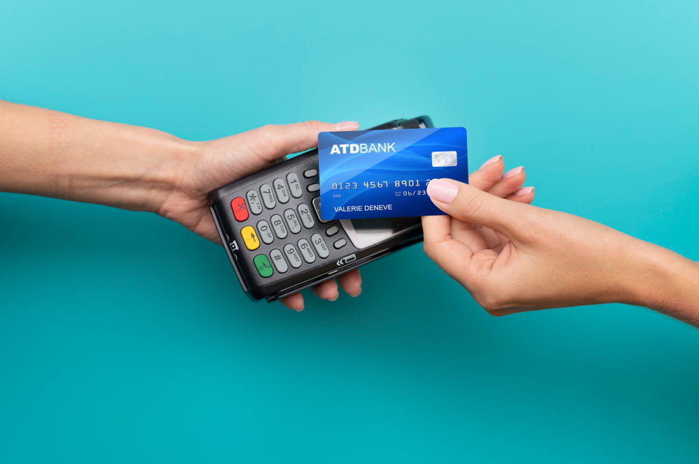 5 coisas que afetam sua pontuação de crédito - Fique atento 2 person paying with its credit card