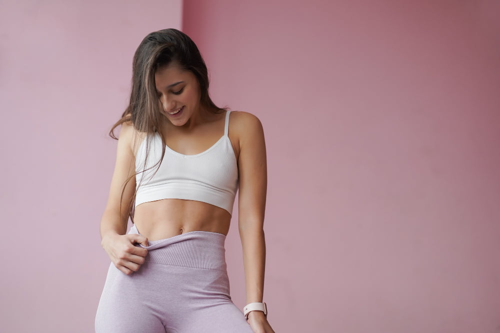 Como acabar com a pochete da barriga 2 slim beautiful woman posing dressed sportswear