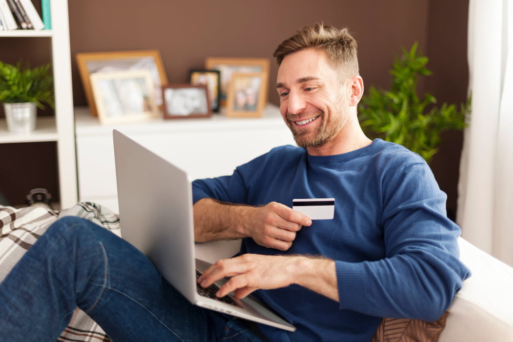 5 coisas que afetam sua pontuação de crédito - Fique atento 4 smiling man during online shopping home