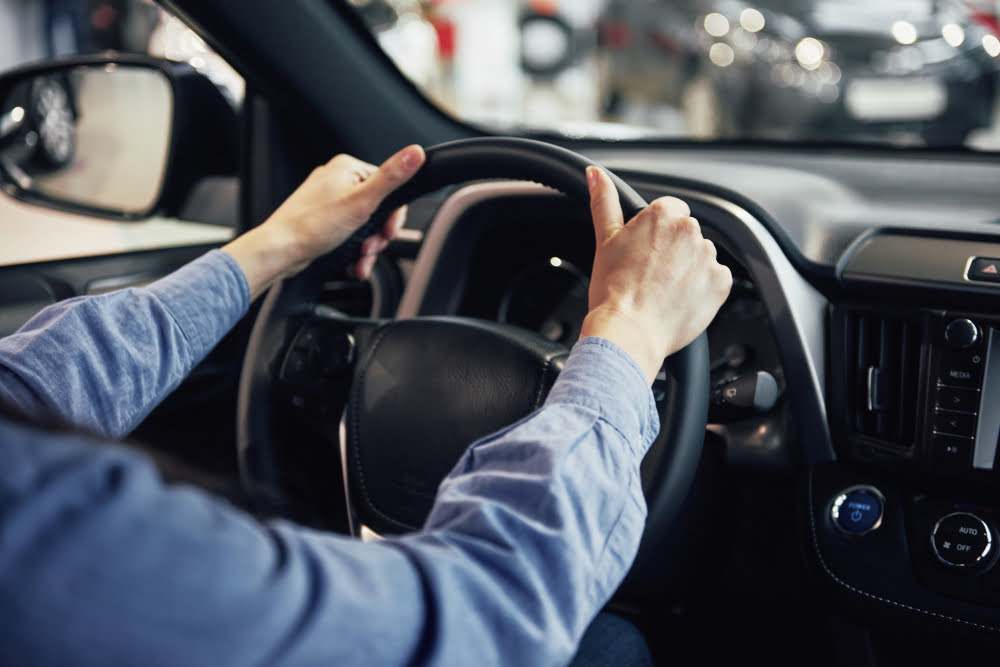 Como fazer o licenciamento digital sem sair de casa? 2 auto business car sale consumerism people concept 1