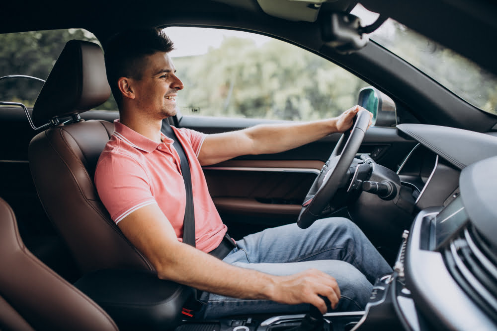 Como fazer o licenciamento digital sem sair de casa? 3 handsome man driving his car
