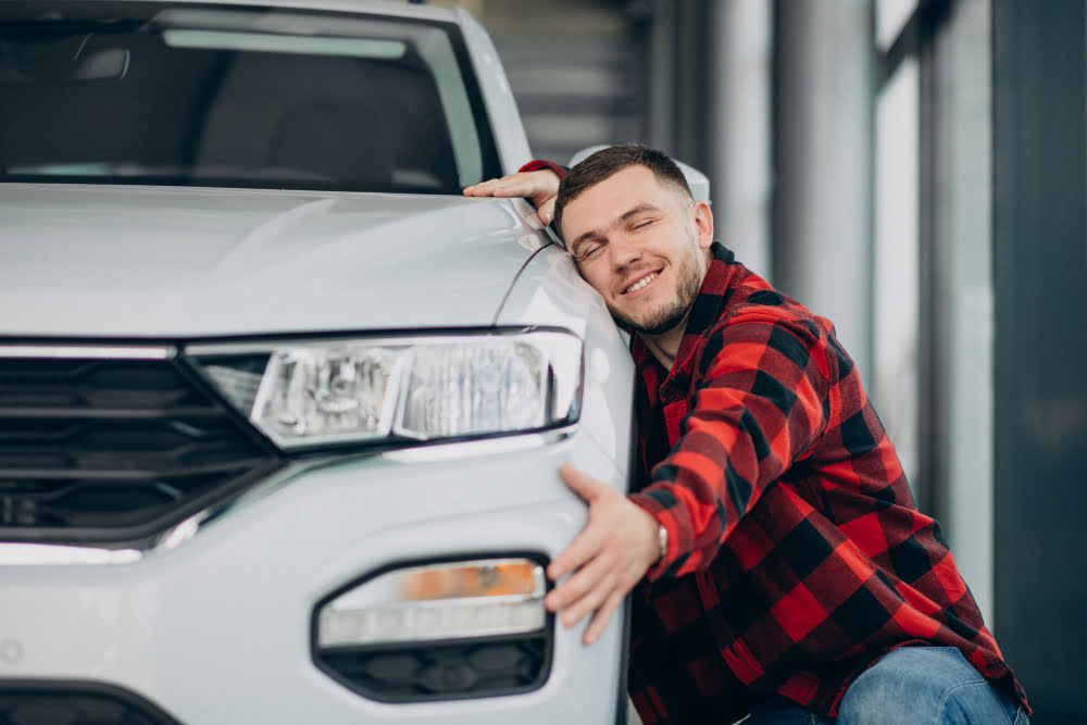 5 Dicas para prolongar a vida útil do veículo 4 young man choosing car car showroom