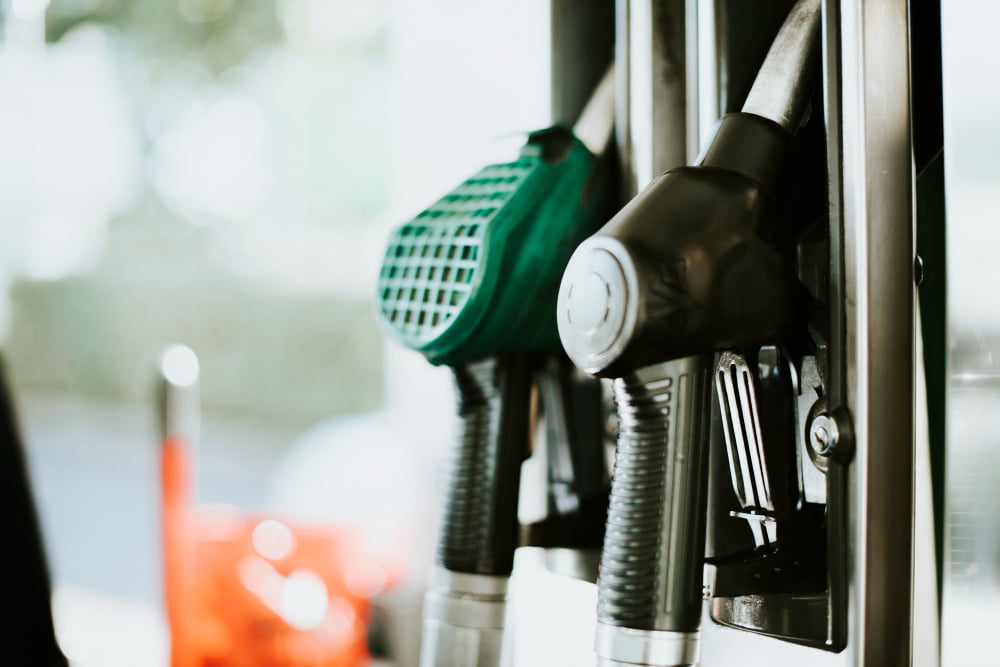 Preço da gasolina: todos fatores essenciais para comparar 3 closeup fuel nozzles gas station
