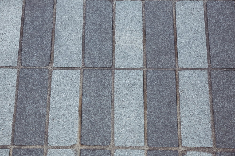 Como colocar paver de concreto na calçada? 2 cobble stone road background