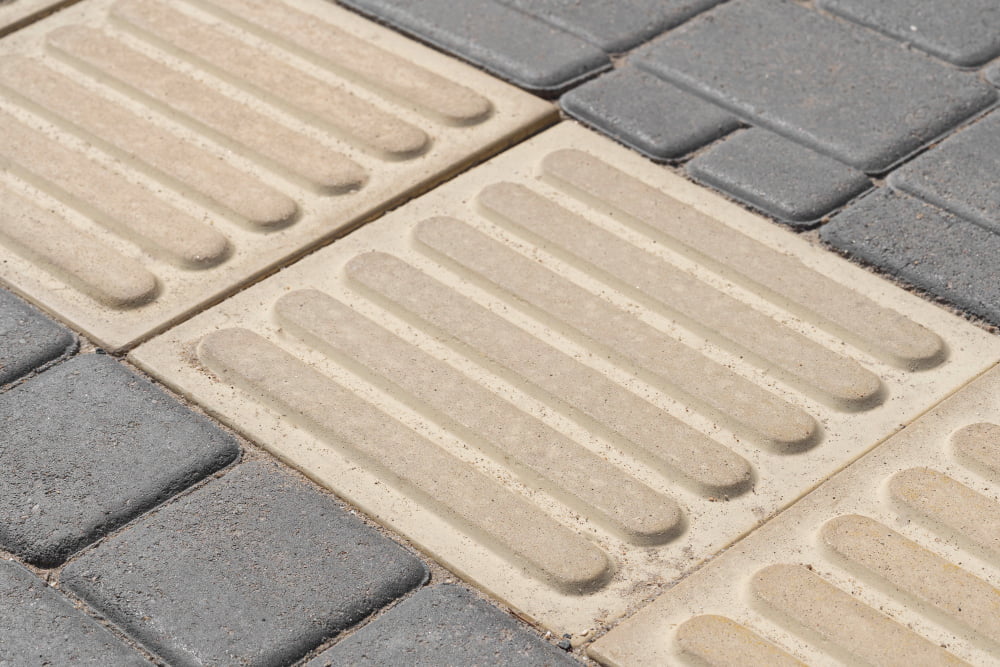 Como colocar paver de concreto na calçada? 1 paver de concreto na calçada