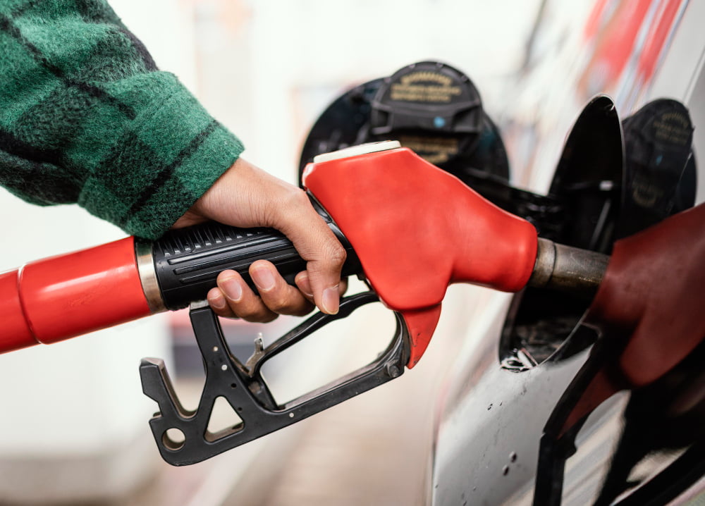 Preço da gasolina: todos fatores essenciais para comparar 2 man gas station with car close up