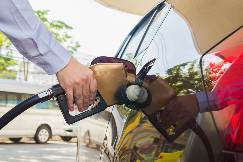 Preço da gasolina: todos fatores essenciais para comparar 4 man putting gasoline fuel into his car pump gas station 1