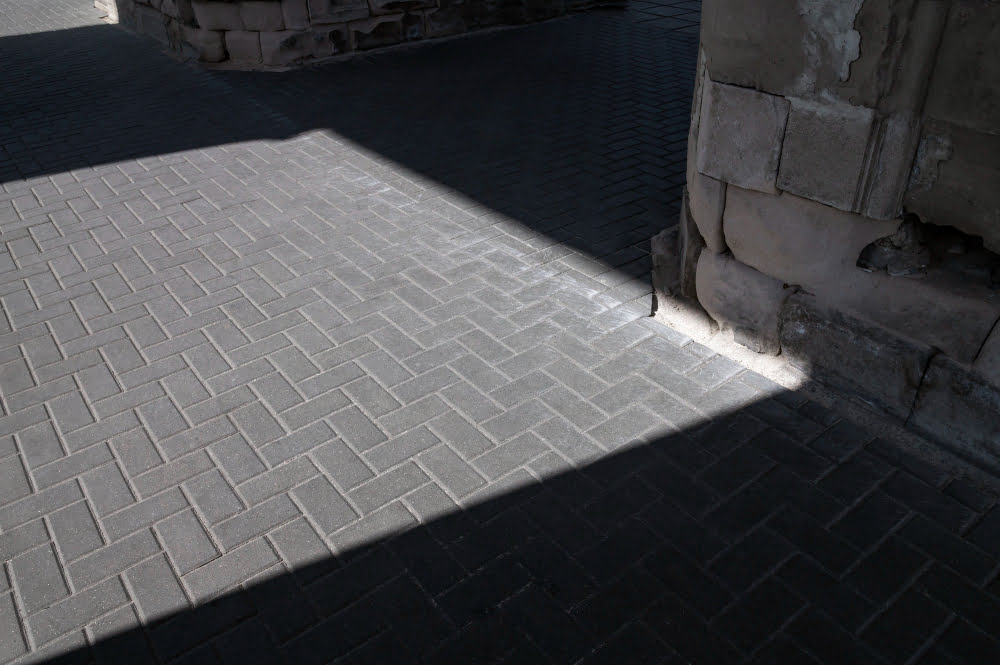 Como colocar paver de concreto na calçada? 4 outdoors cobblestone texture 1