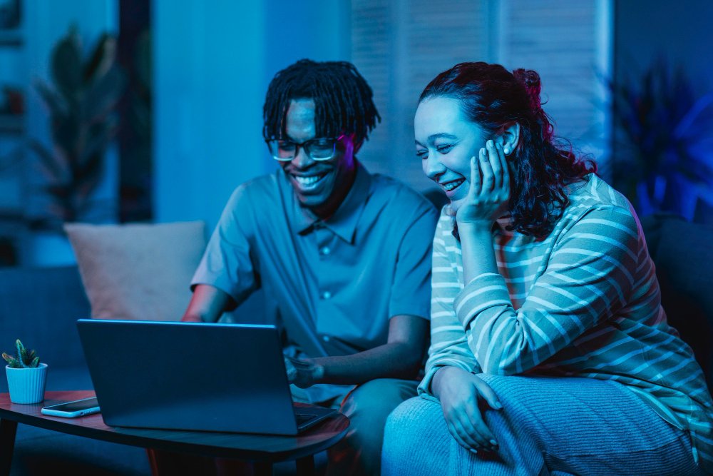 Plano família de celular: será que vale a pena? 2 couple using laptop while couch home together
