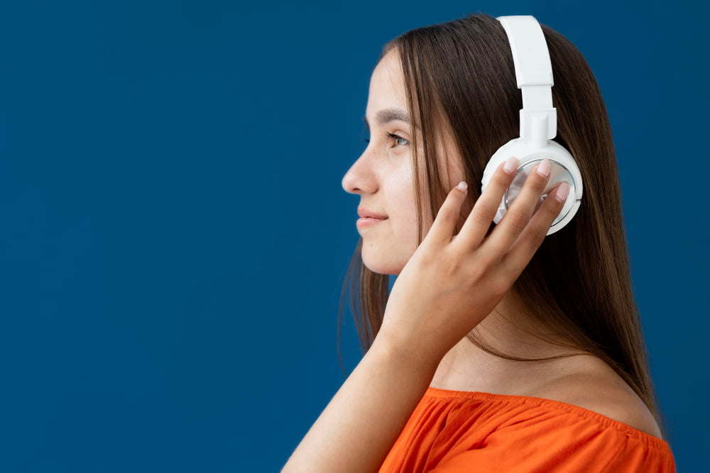 Fone bluetooth: saiba tudo sobre fones de ouvido sem fio 2 studio portrait teenager
