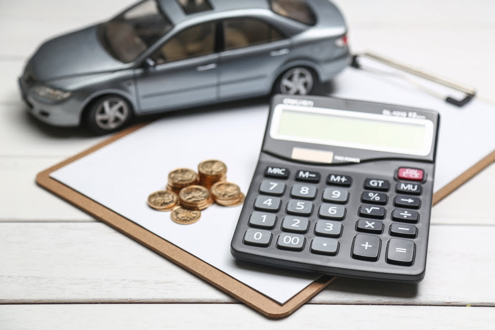 Taxa de Licenciamento: por que ainda é preciso pagar? 2 car model calculator coins white table 1
