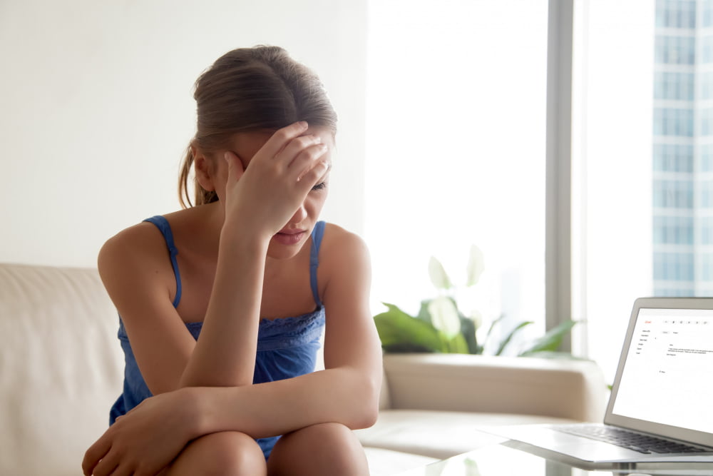 Como lidar com a insegurança 3 woman upset because bad news e mail letter