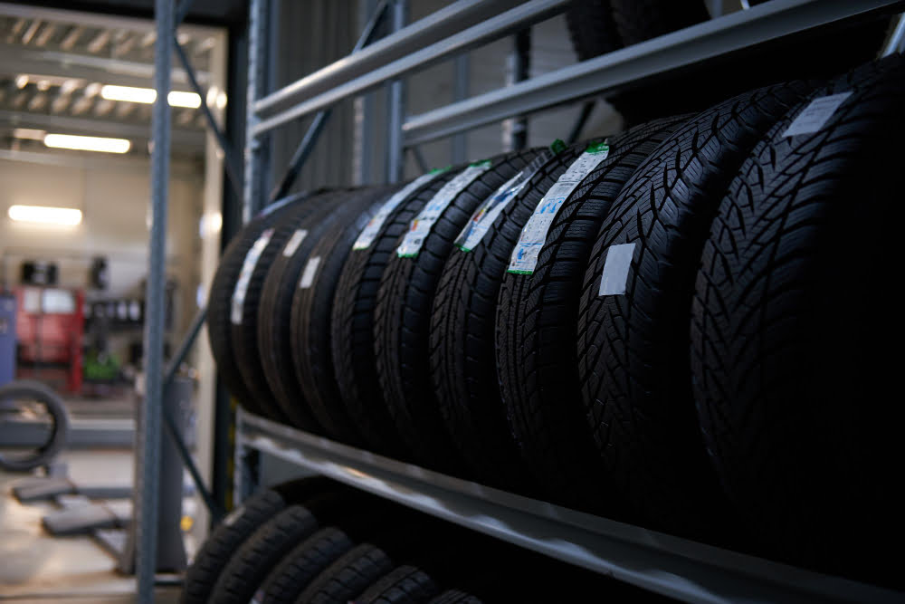 Quais as melhores marcas de pneu para carro? 2 brand new big variety car s tyres shelf with prices store warehouse
