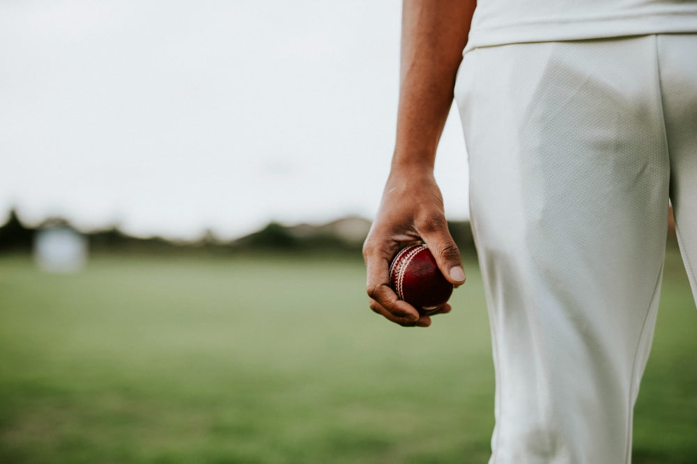 Australian Cricket Championship: Big Bash League e apostas esportivas 1 cricket player holding leather ball