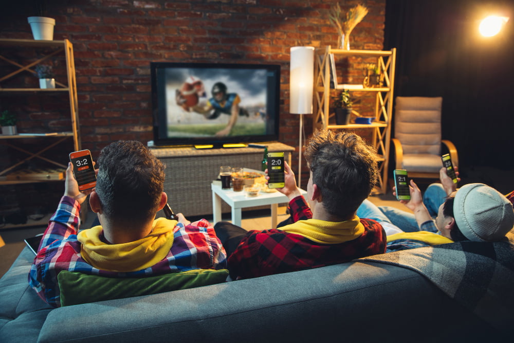 O que é IPTV? Quais os melhores para assistir? 3 pessoas assistindo iptv