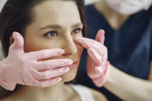 Leia mais sobre o artigo Quanto tempo fica de repouso após a rinoplastia?