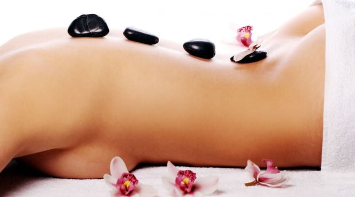 Massagem com pedras quentes: Uma experiência relaxante e terapêutica 1 Massagem com pedras quentes