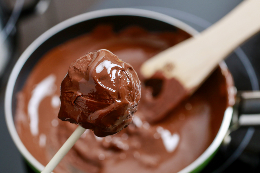 Ideias para criar uma experiência de Páscoa inesquecível para crianças 2 brigadeiro colher