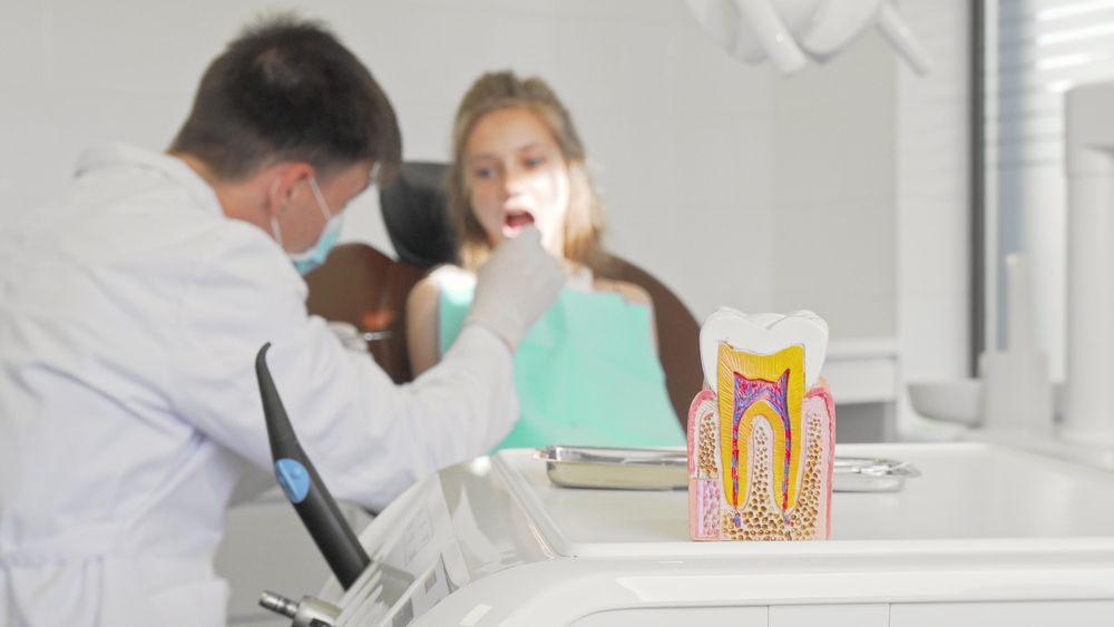 Quais são os benefícios da limpeza de dentes? 2 dentista dente